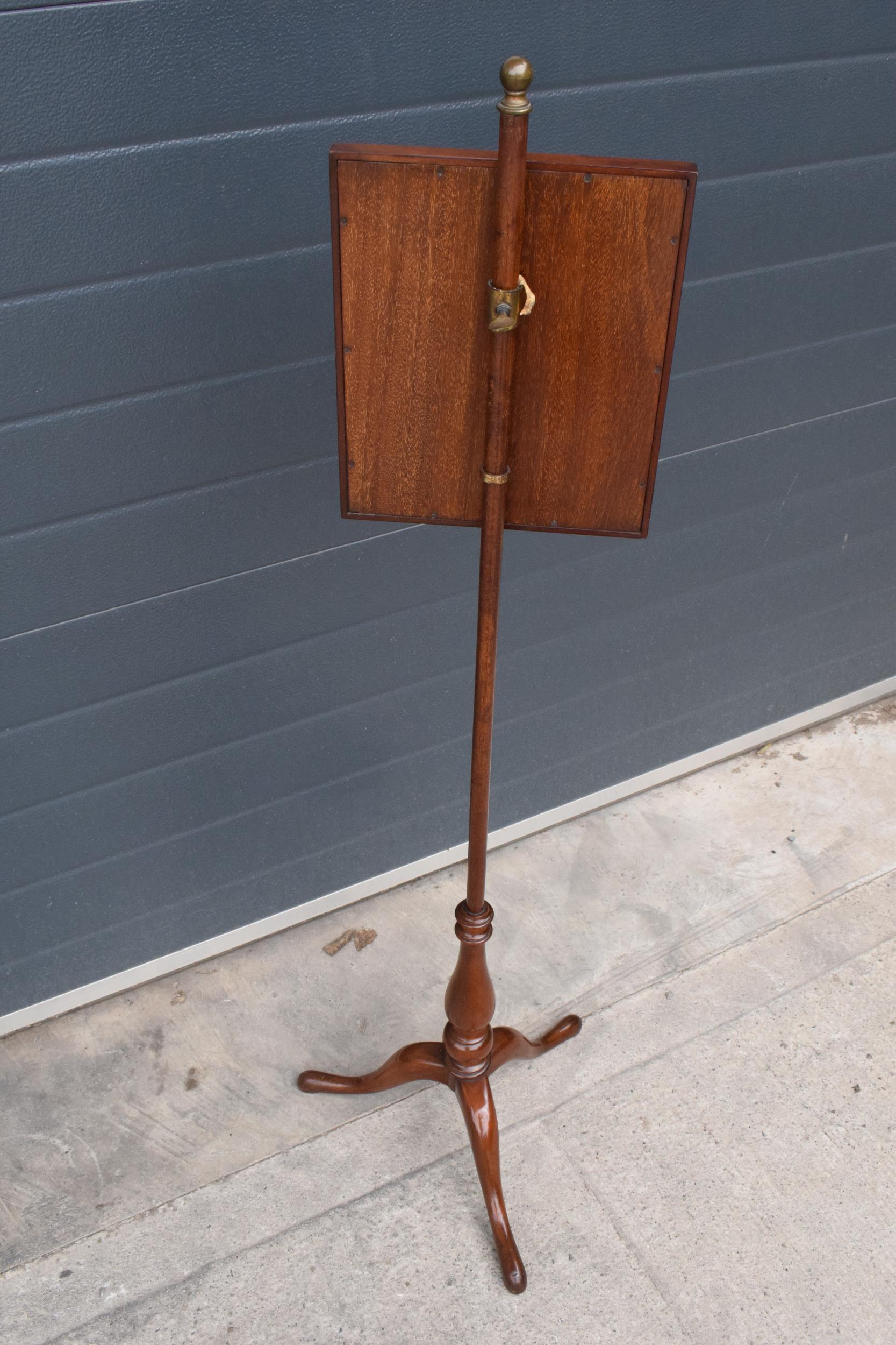 Georgian mahogany pole screen with silkwork panel on tripod base with inlaid decoration to panel - Image 10 of 10