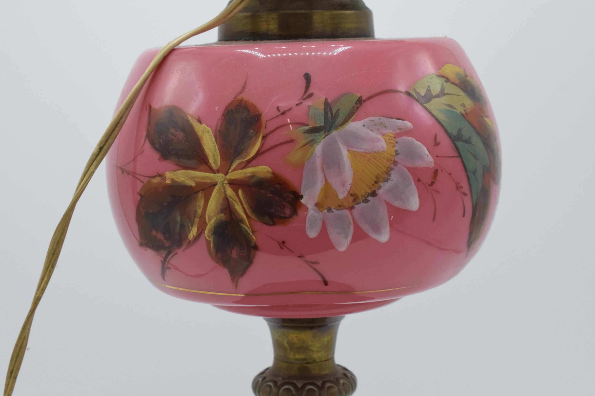 Late 19th century / early 20th century brass oil lamp with pink glass converted into electric - Image 4 of 6