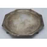 Octagonal silver salver / tray raised on 4 feet, 687.2 grams / 22.09 oz. Page, Keen & Page, London