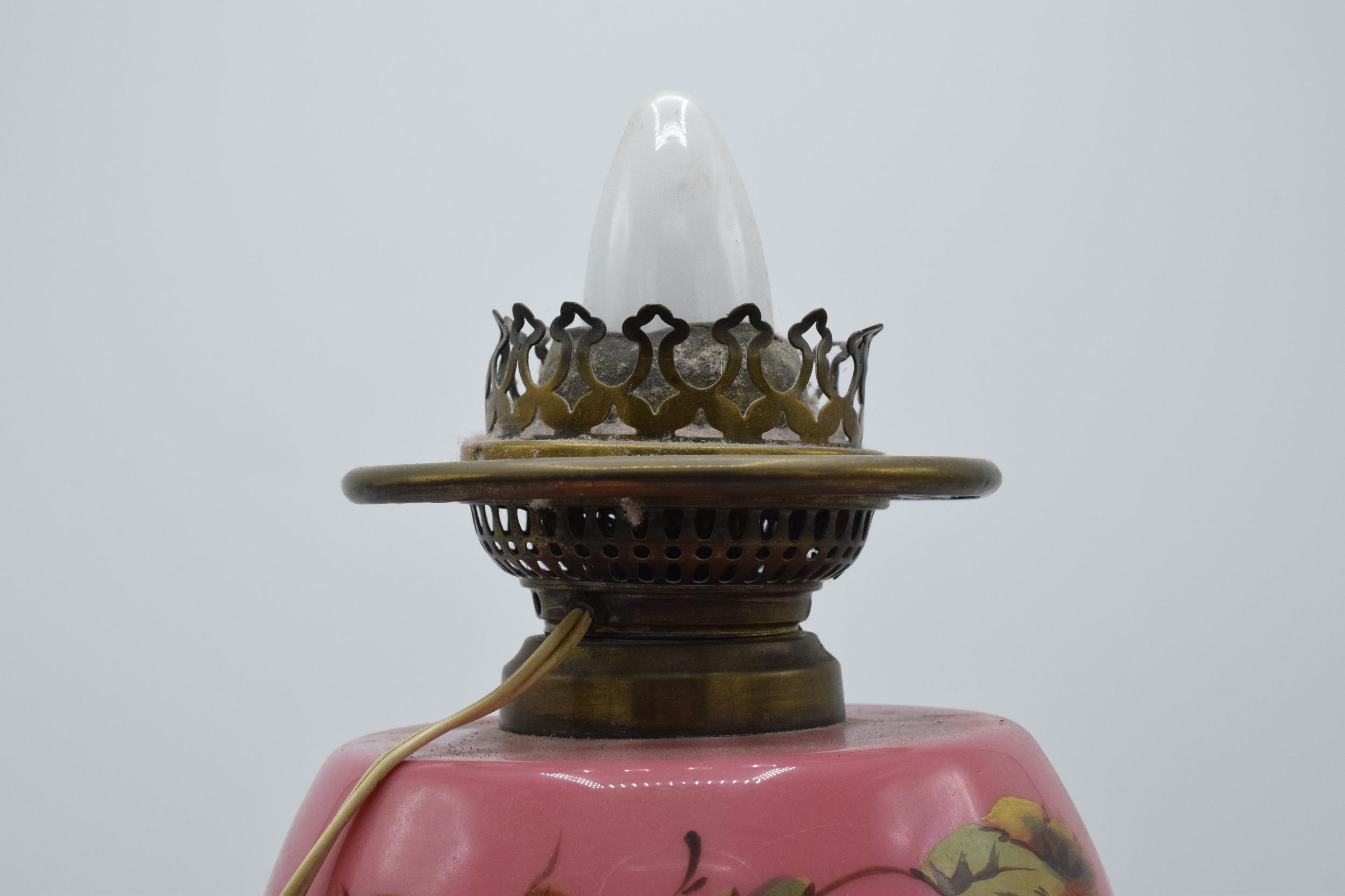 Late 19th century / early 20th century brass oil lamp with pink glass converted into electric - Image 5 of 6