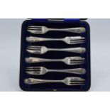 A cased set of silver cake forks, Chester 1925, 5.54 oz / 172.3 grams.