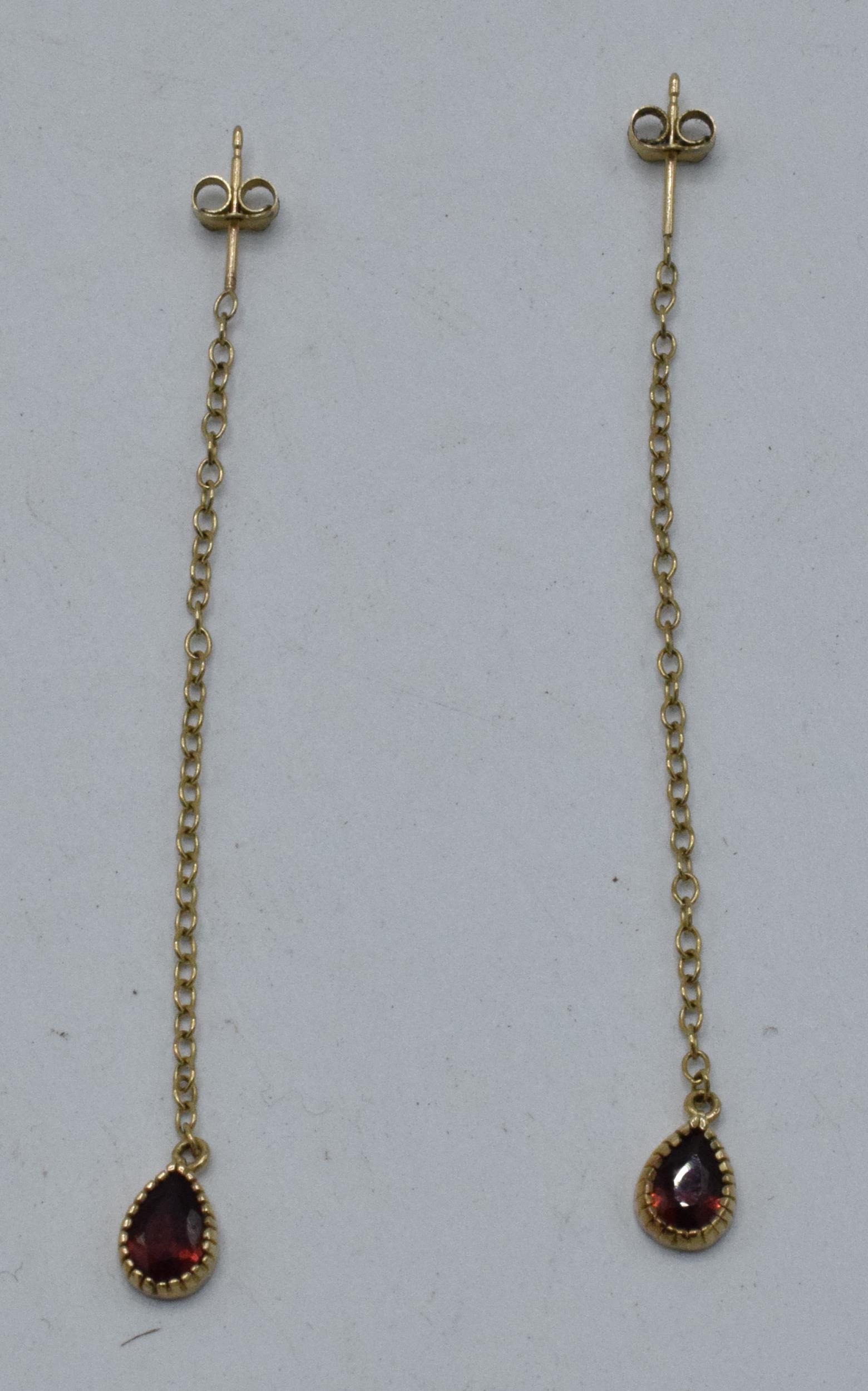 9ct gold and garnet drop earrings. 6cm long. 1.2 grams.