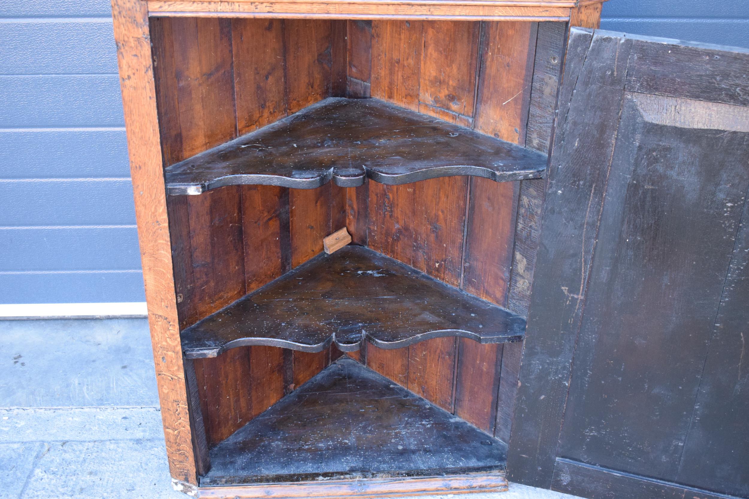 19th century oak corner cupboard with cast metal H-hinges with nice shade of brown, 101cm tall, 74cm - Image 5 of 12