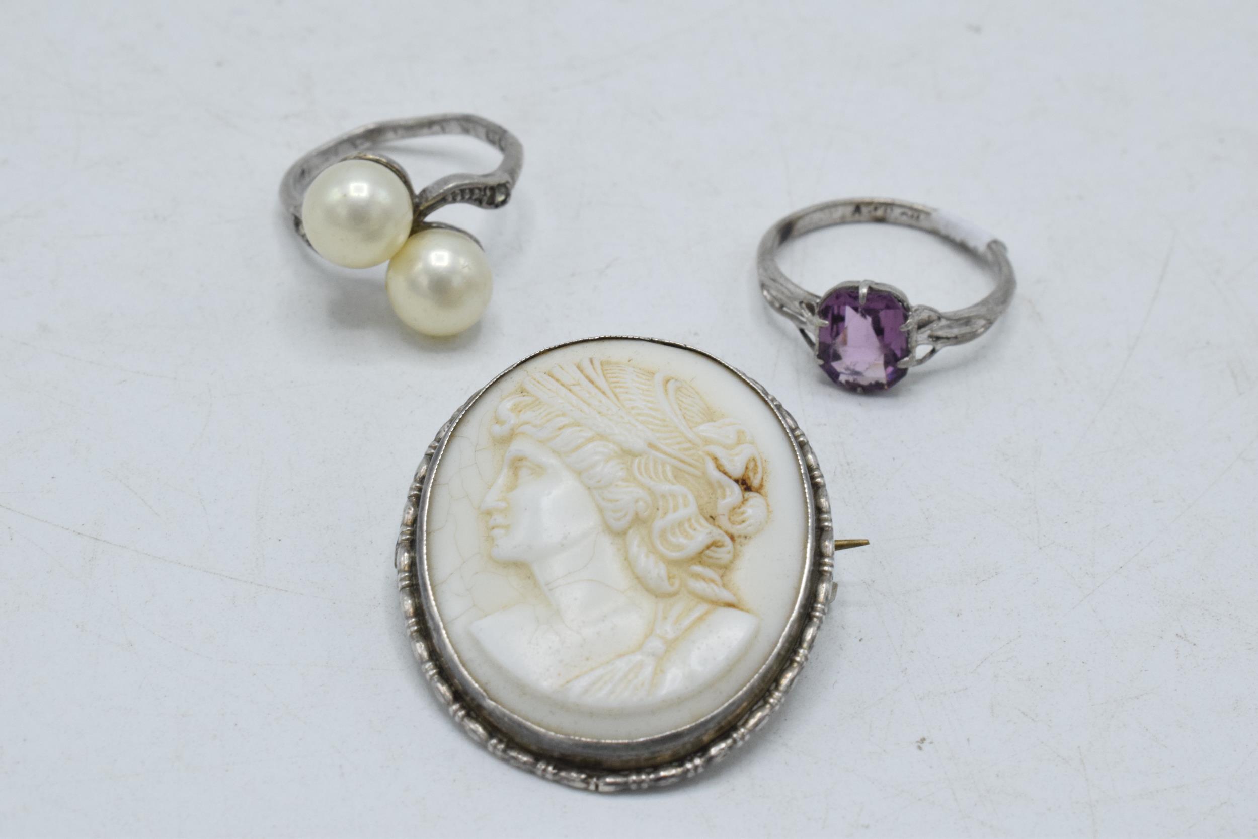 A pair of silver rings and a silver mounted cameo brooch (3). - Image 2 of 4