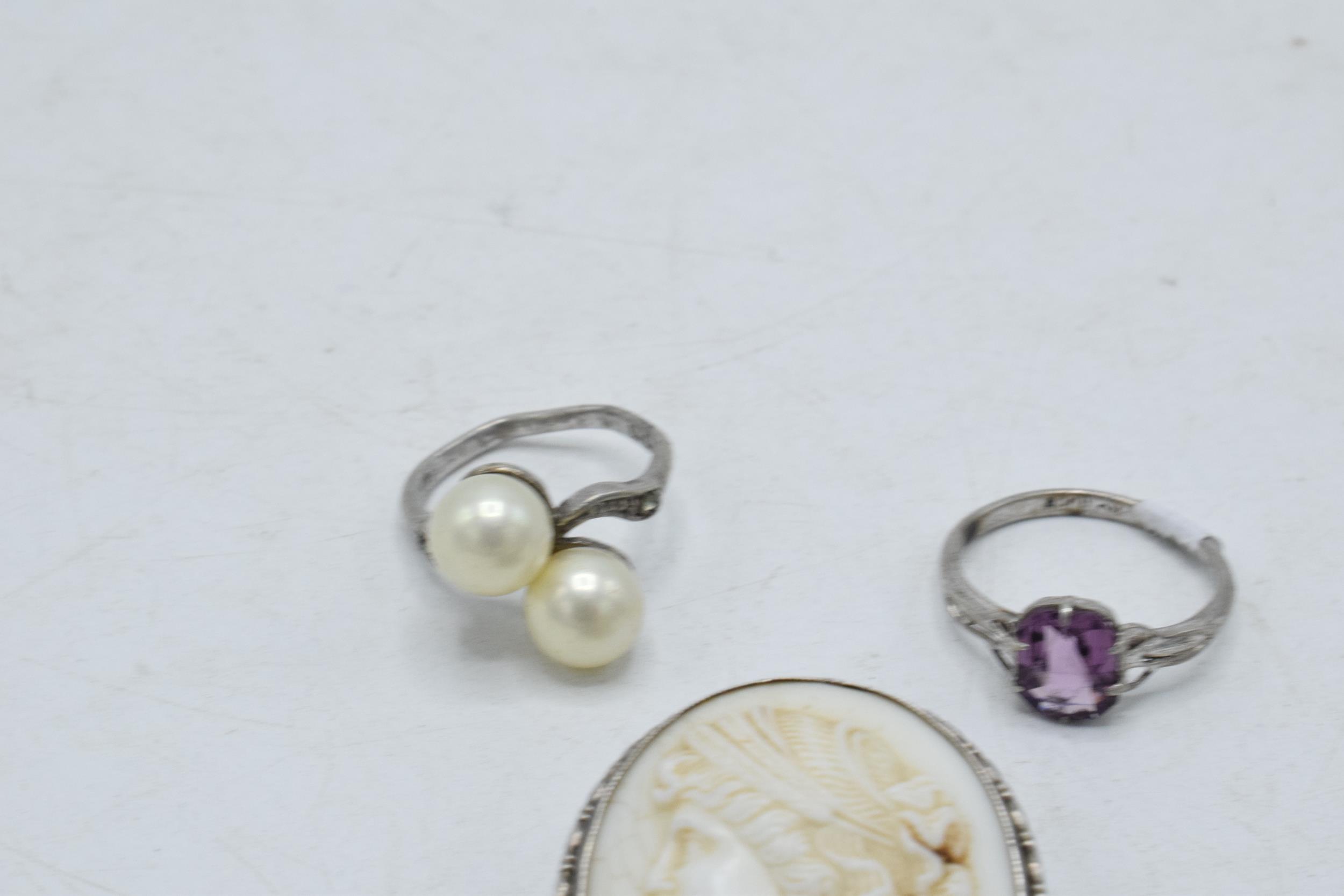 A pair of silver rings and a silver mounted cameo brooch (3). - Image 4 of 4