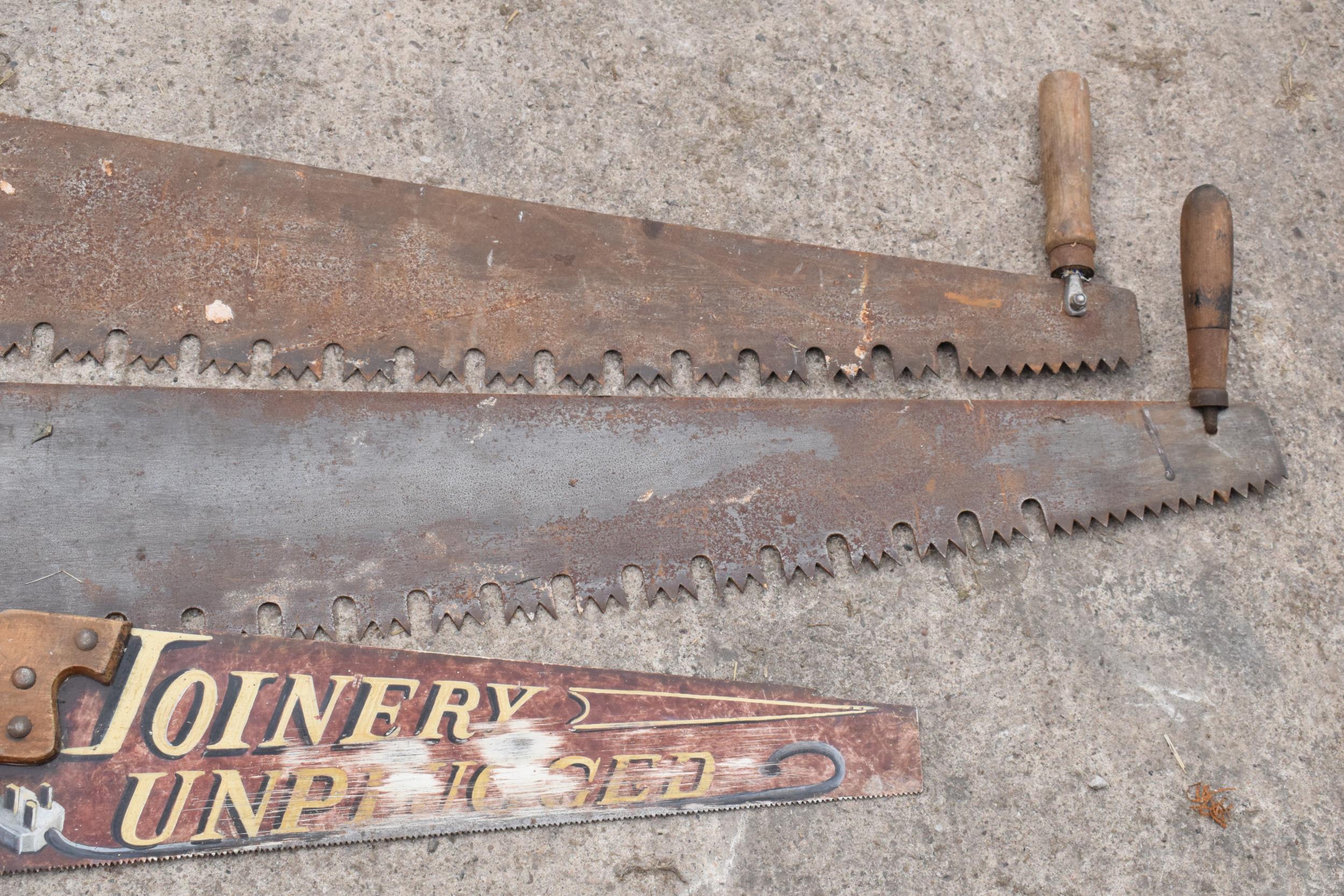 A trio of vintage wooden and metal saws to include two two-man saws and small painted example (3), - Bild 3 aus 3