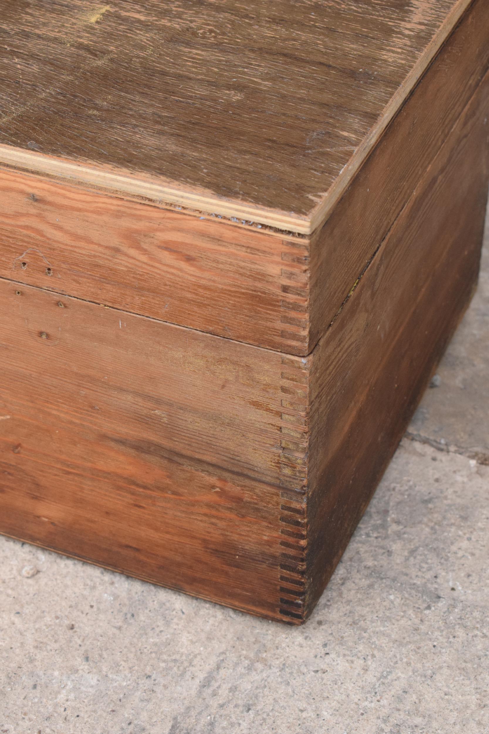 Vintage pine box with dovetail joints together later plywood top, 70 x 29 x 25cm tall. - Image 3 of 5