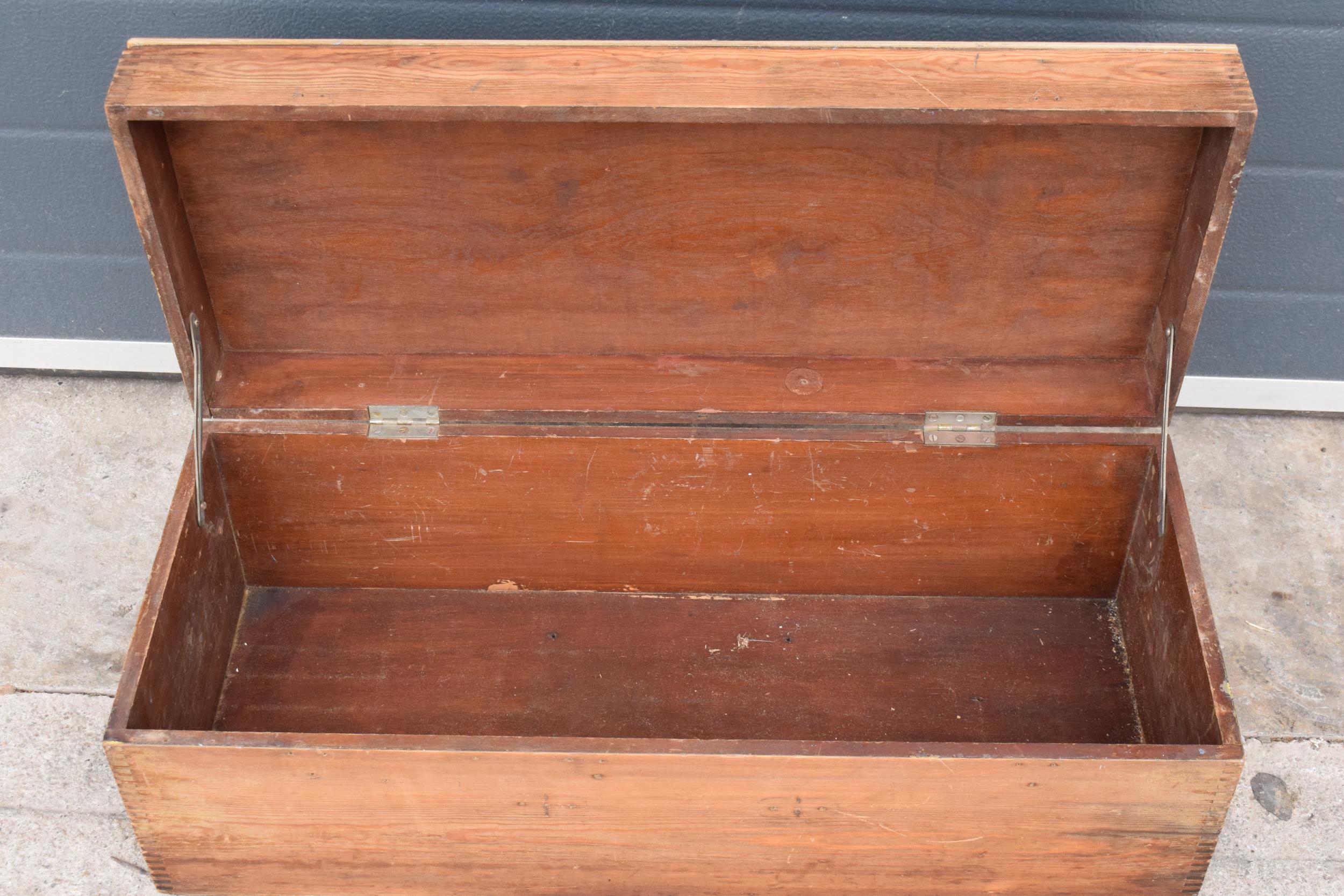 Vintage pine box with dovetail joints together later plywood top, 70 x 29 x 25cm tall. - Image 4 of 5