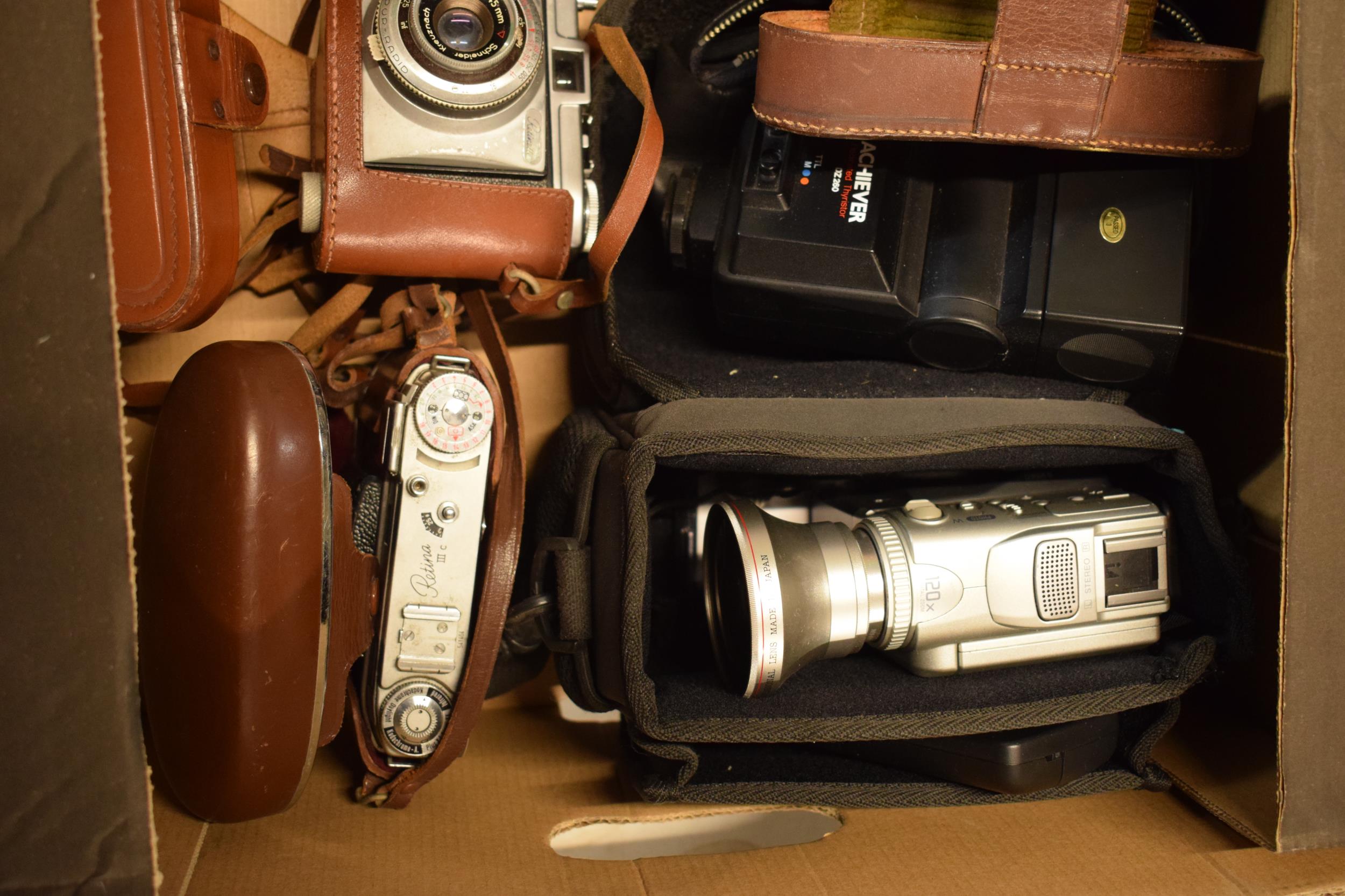 A collection of cameras and camera equipment to include FinePix S9500, Nikon F-301, Retina III, Sony - Bild 5 aus 5