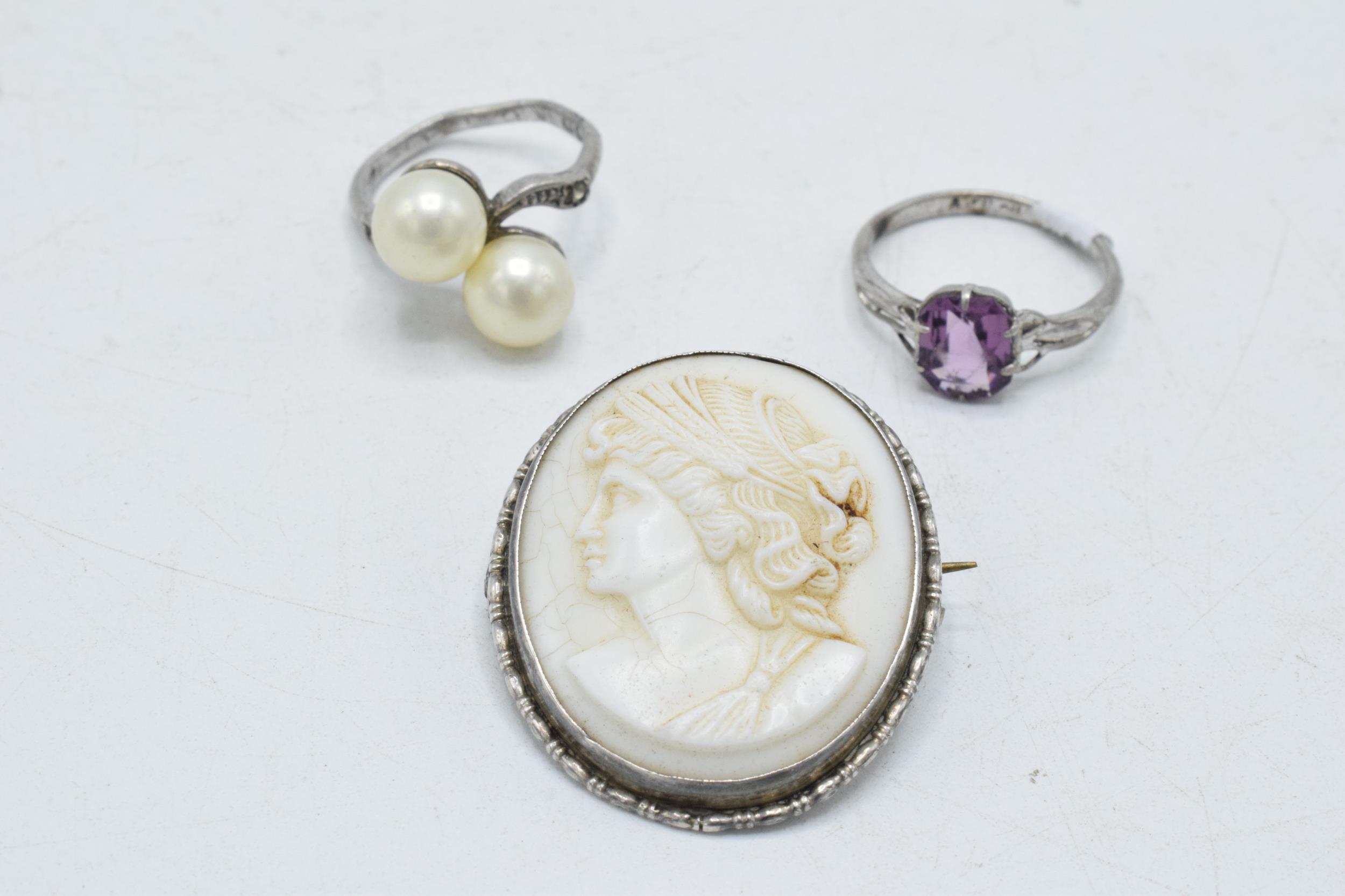 A pair of silver rings and a silver mounted cameo brooch (3).