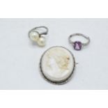 A pair of silver rings and a silver mounted cameo brooch (3).