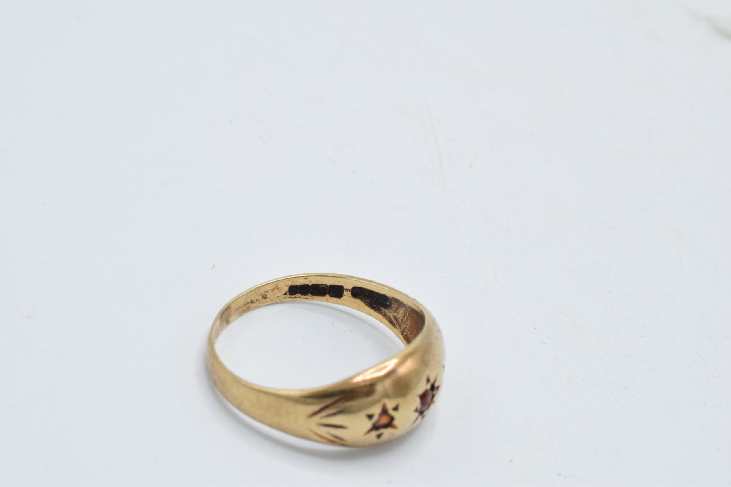 9ct gold 3 stone garnet ring, 2.1 grams, size O/P. - Image 2 of 2