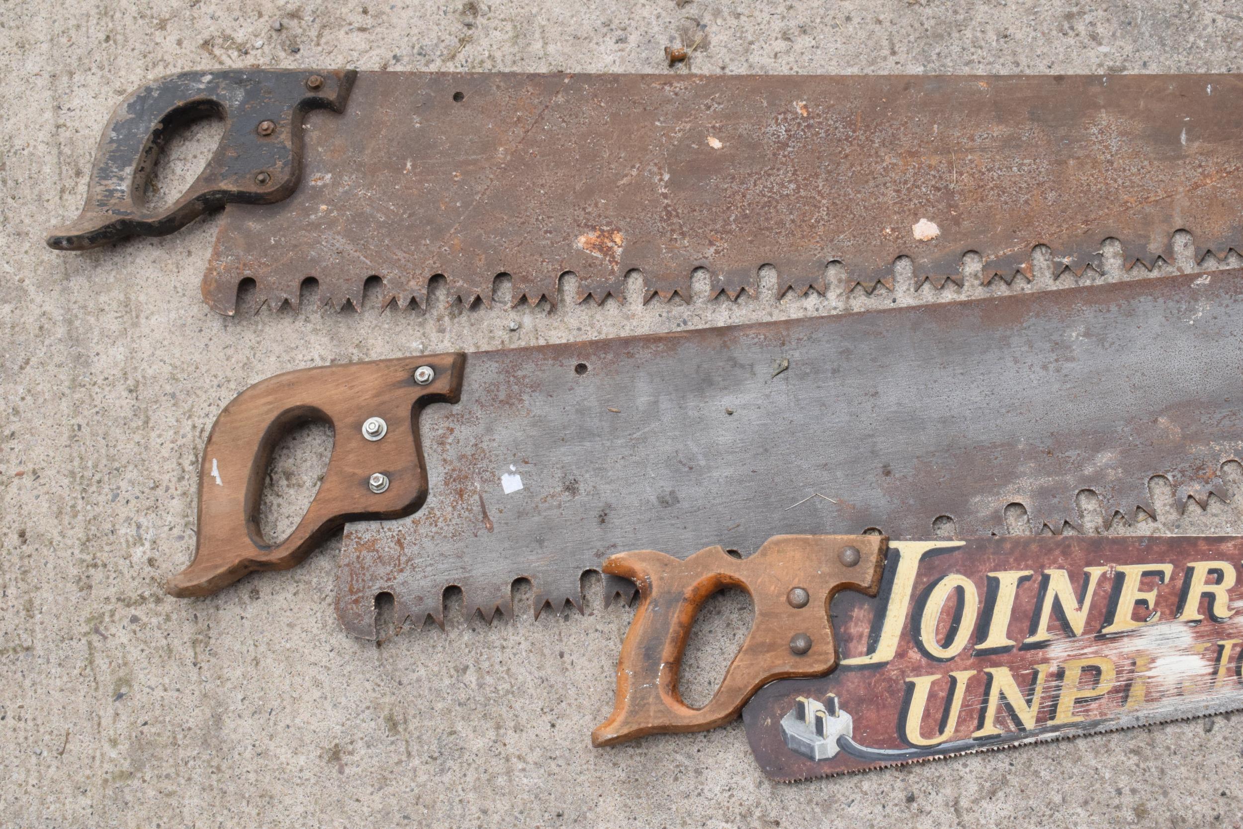 A trio of vintage wooden and metal saws to include two two-man saws and small painted example (3), - Bild 2 aus 3