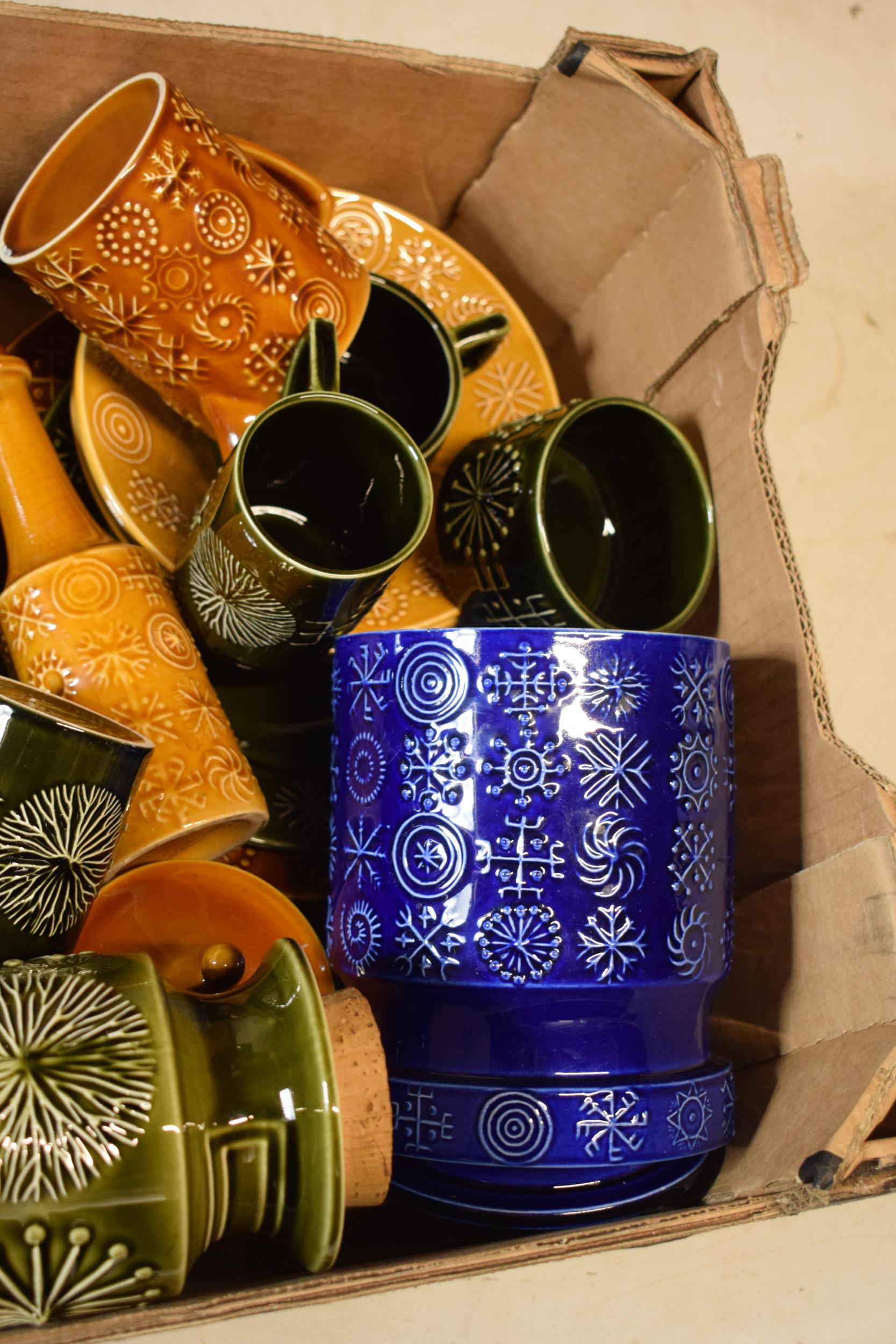 A collection of Portmeirion pottery in the Totem pattern in varying colours and forms to include - Image 4 of 4