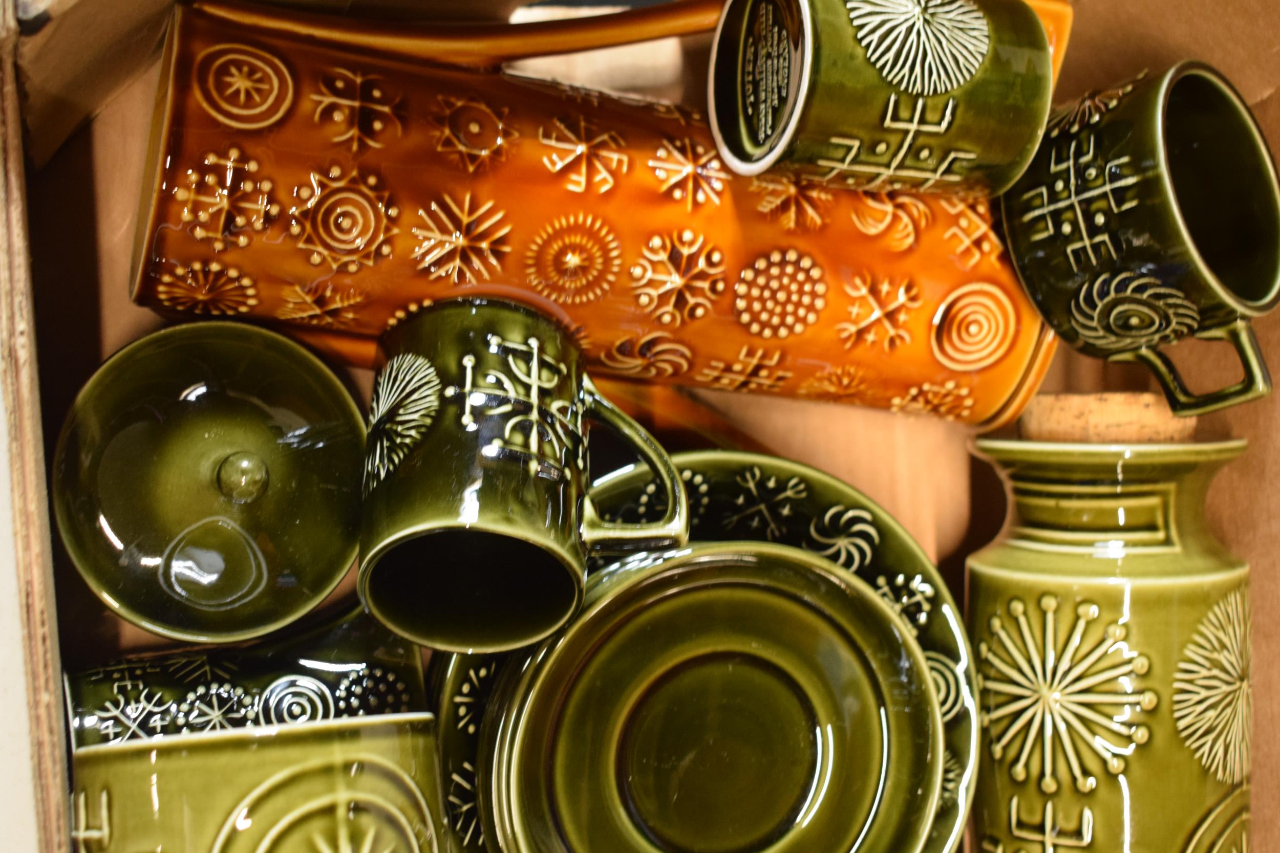 A collection of Portmeirion pottery in the Totem pattern in varying colours and forms to include - Image 2 of 4