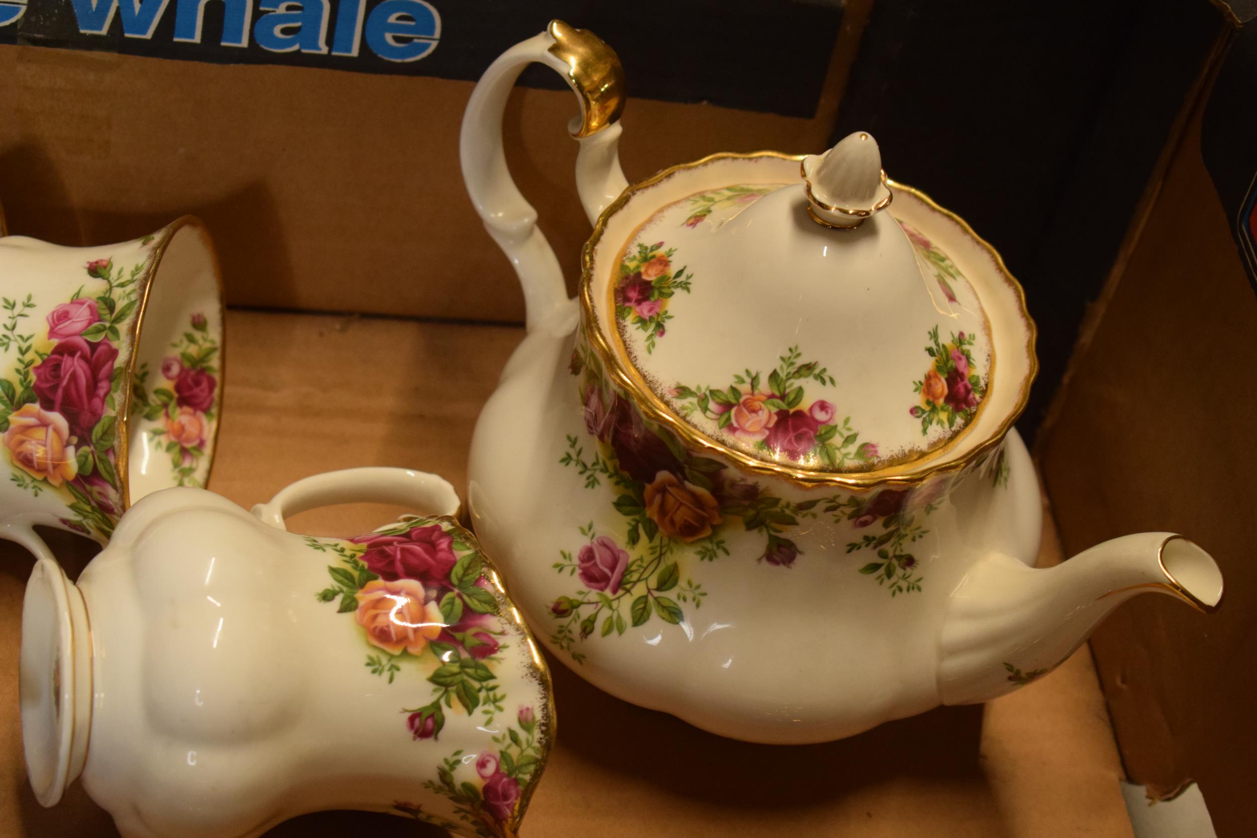 Royal Albert Old Country Roses to include medium teapot, 6 cups, 6 saucers, 6 side plates, cruets, - Image 4 of 5