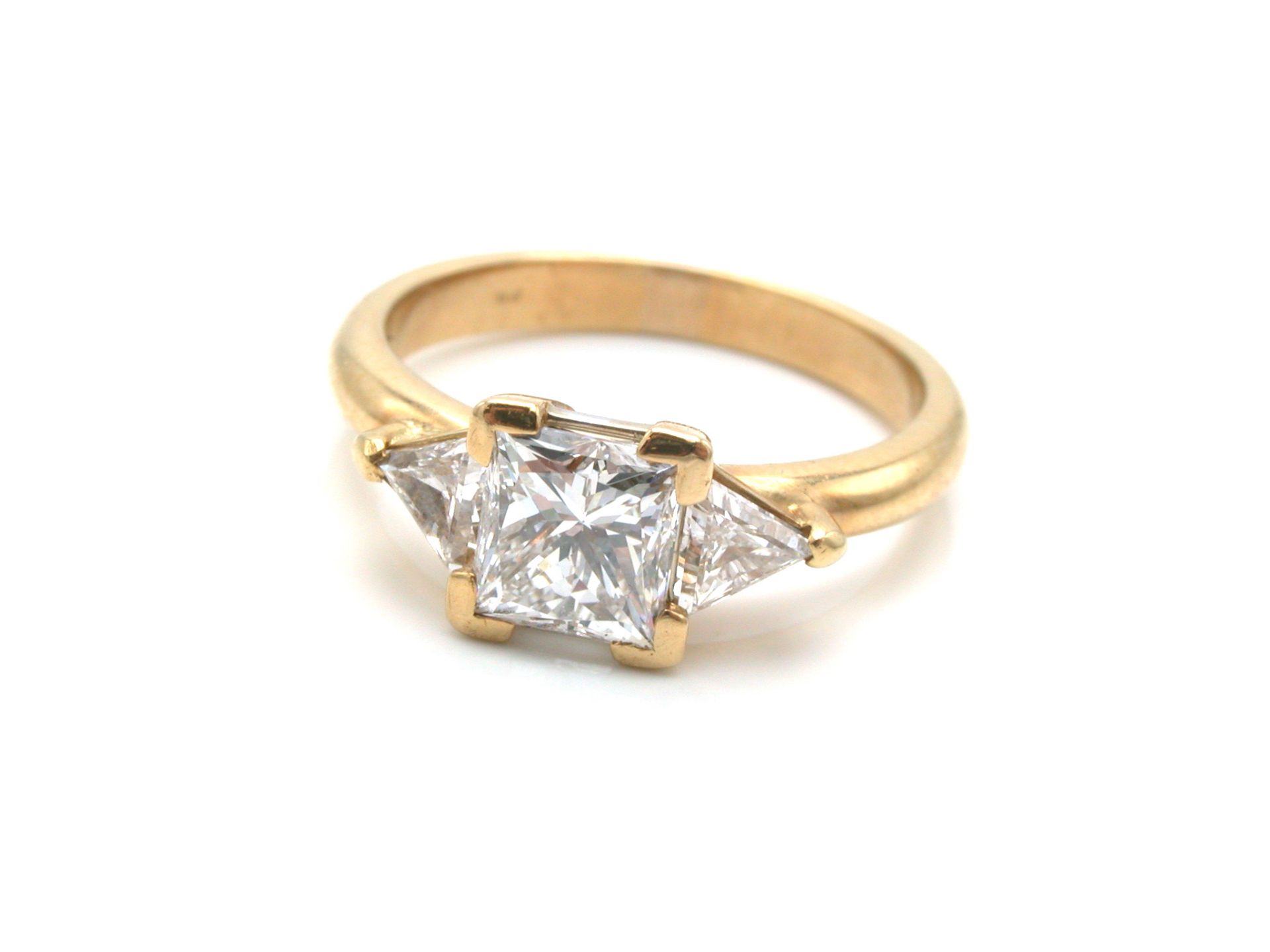 Ring GG 750, 3,54 g; Diamanten; Schliff Princess Cut (ca. 0.75 ct), Dreieckschliff (2x 0,10 ct),