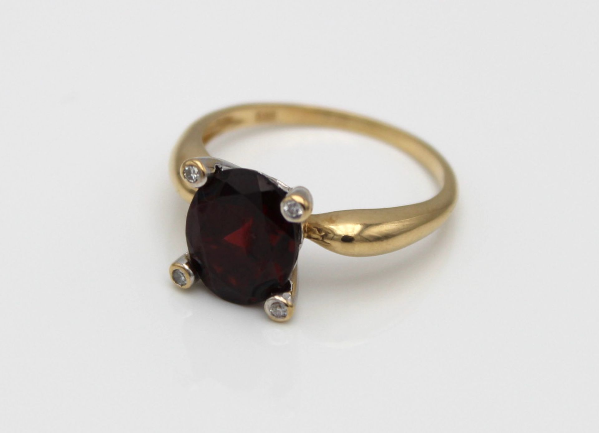 Ring GG 585, 3,69 g; Diamanten und Granat, RG 59