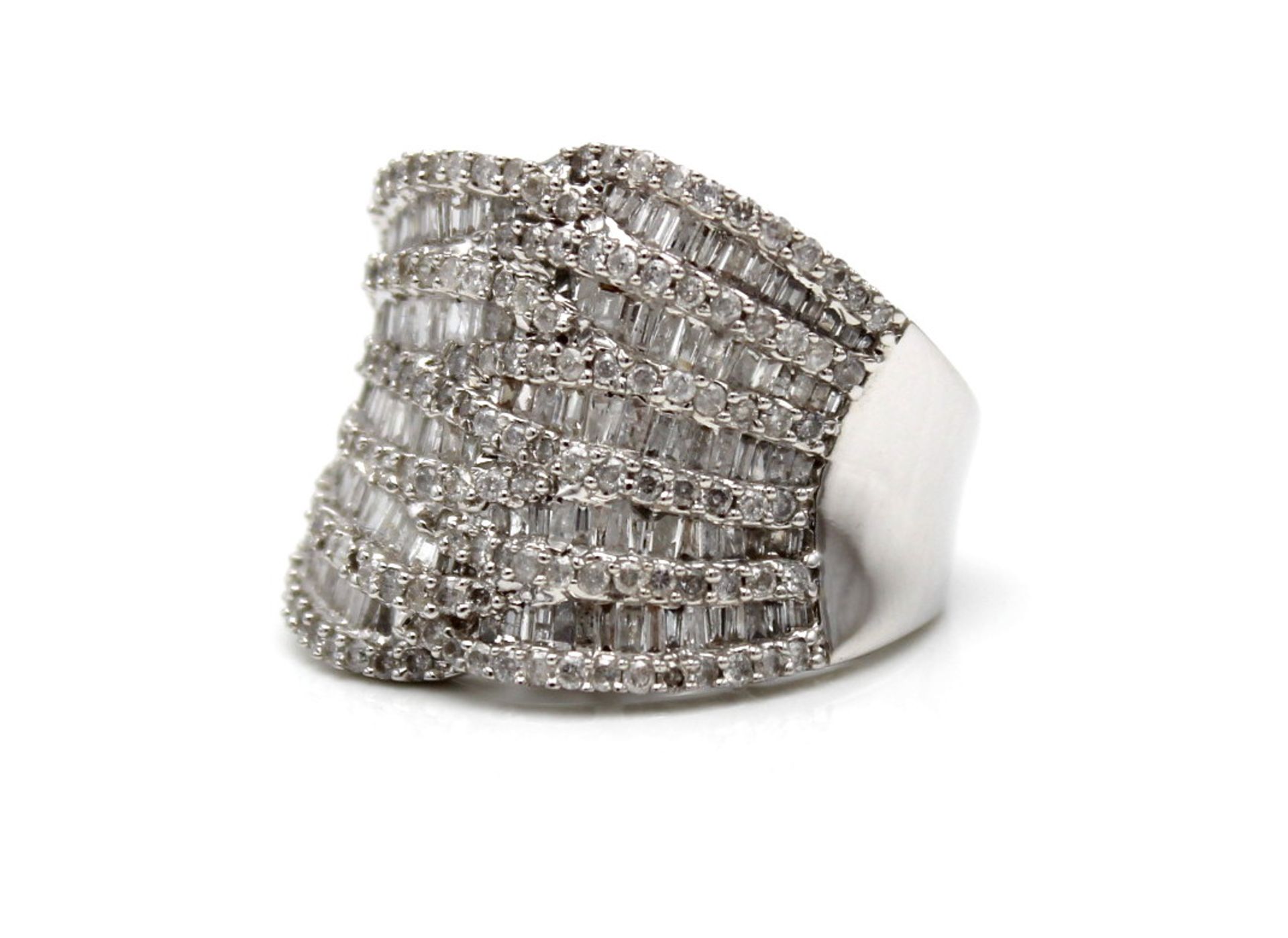 Ring WG 750, 9,28 g; 140 Diamanten Brillantschliff 1.39 ct, 156 Diamanten Baguetteschliff 1,14 ct,