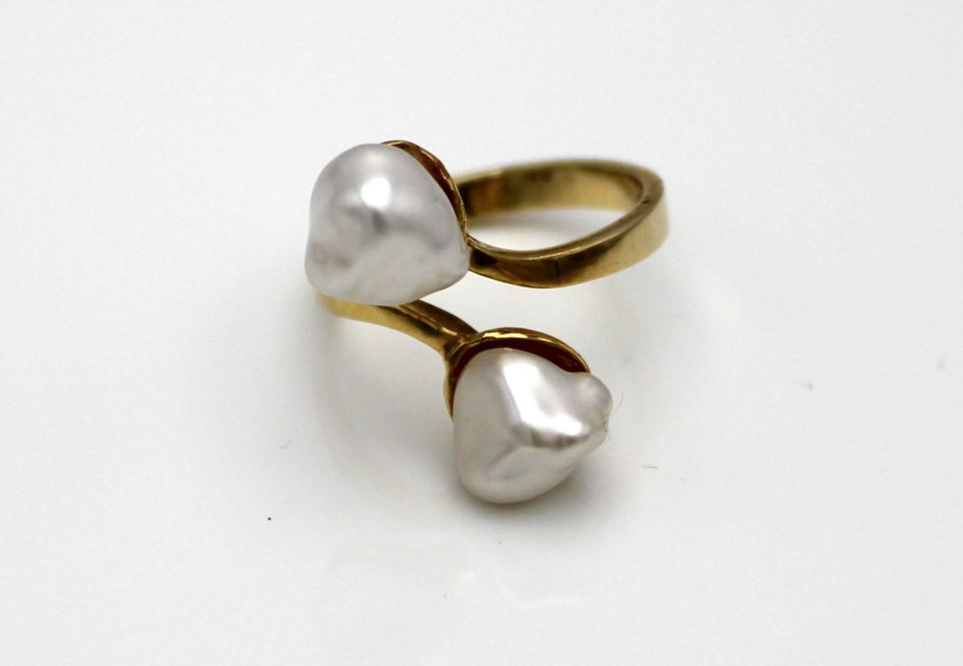 Ring GG 585, 4,79 g; zwei Perlen, RG 53