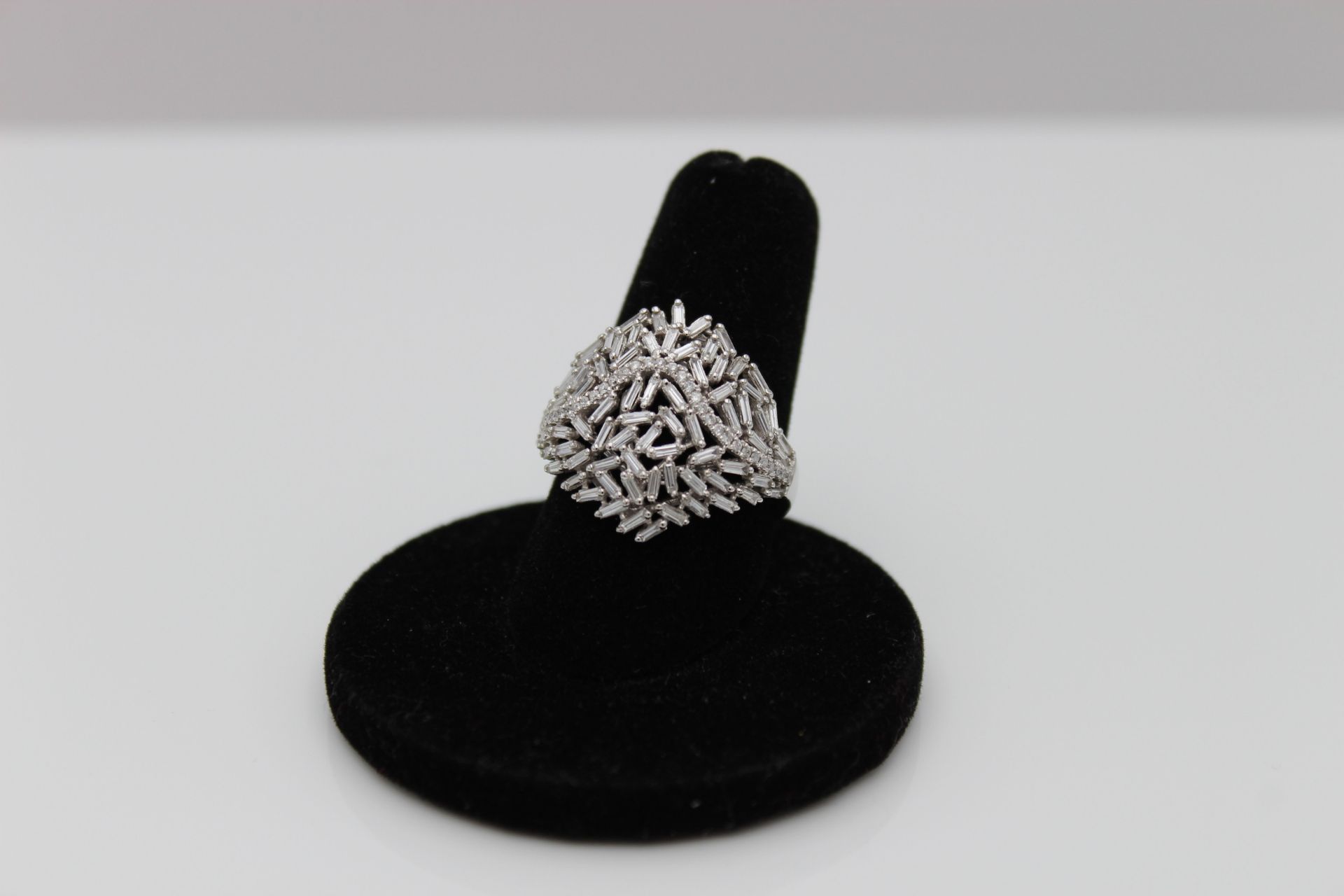 Ring WG 750, 5,62 g; Baguette- u. Brillantschliff-Diam., insg. 0.90 ct, RG 56