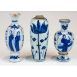 Drei kleine Vasen mit Malerei in Unterglasurblau China, Qing