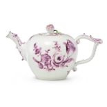 Kleine Teekanne mit Purpurblumen Meissen, um 1740