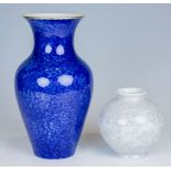 Chinesische Vase und Kugelvase KPM Berlin, um 1962/92 bzw. vor 1945