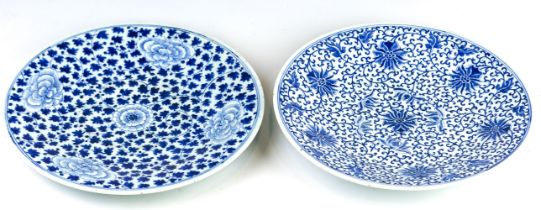 Zwei Platten mit Malerei in Unterglasurblau China