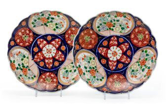 Ein Paar Platten mit blütenförmigem Rand Japan, Imari