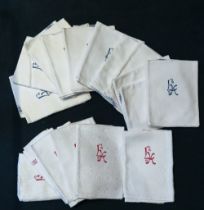 Elf Handtücher mit gesticktem blauem Monogramm LK 