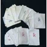 Elf Handtücher mit gesticktem blauem Monogramm LK