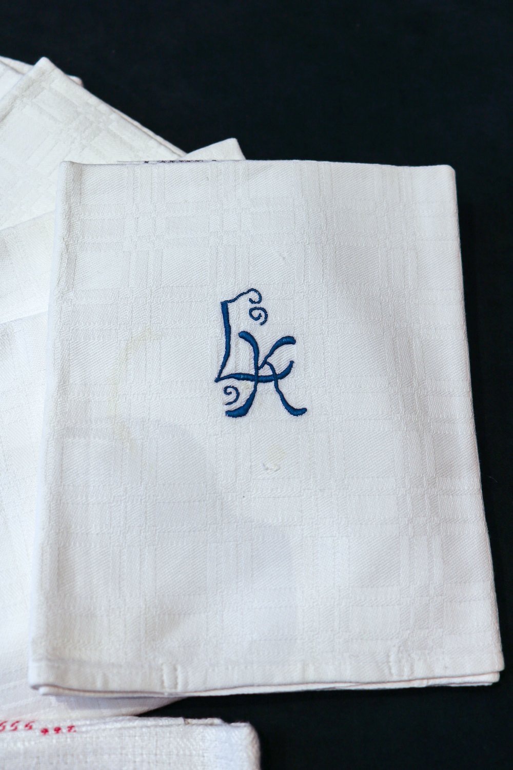 Elf Handtücher mit gesticktem blauem Monogramm LK - Image 2 of 3