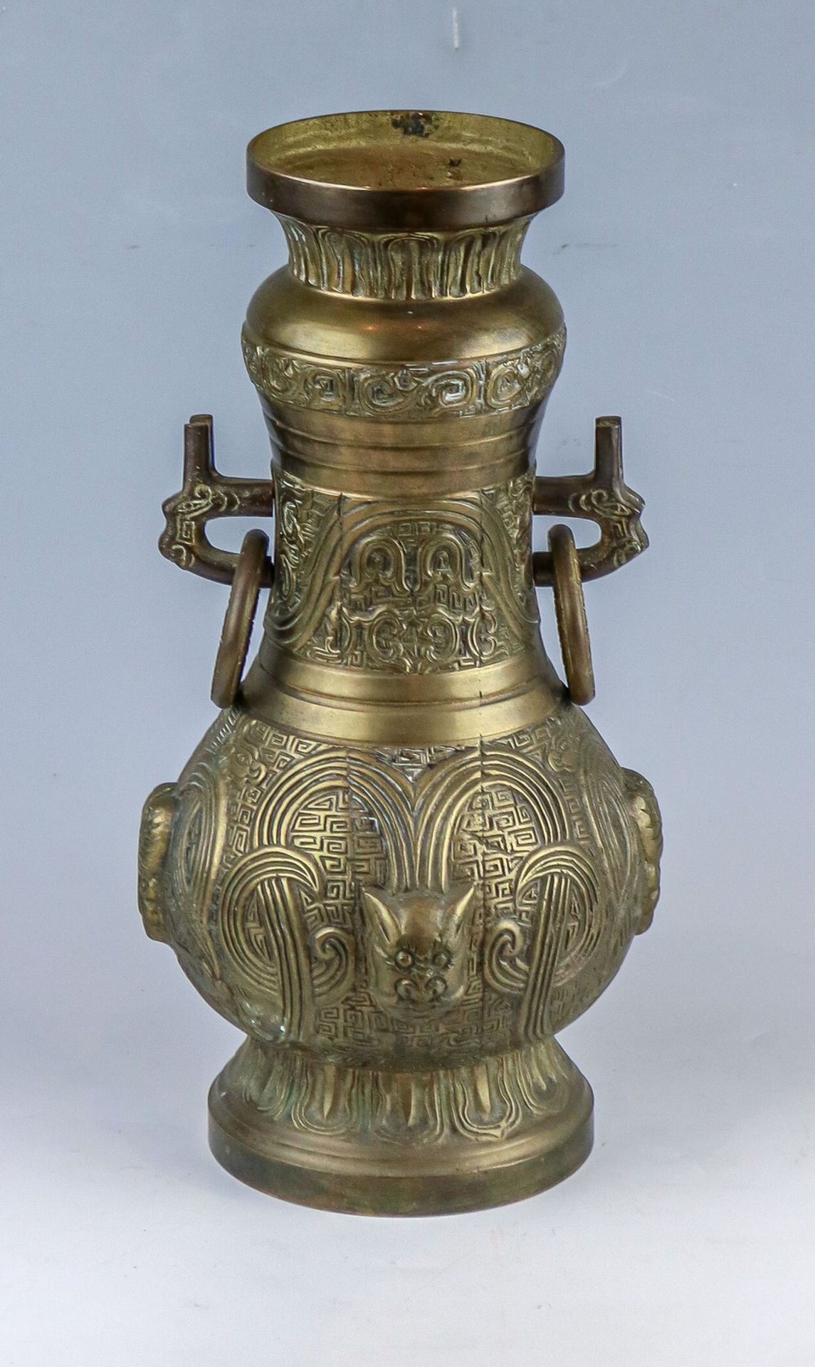 Bauchige Henkelvase mit losen Ringen China