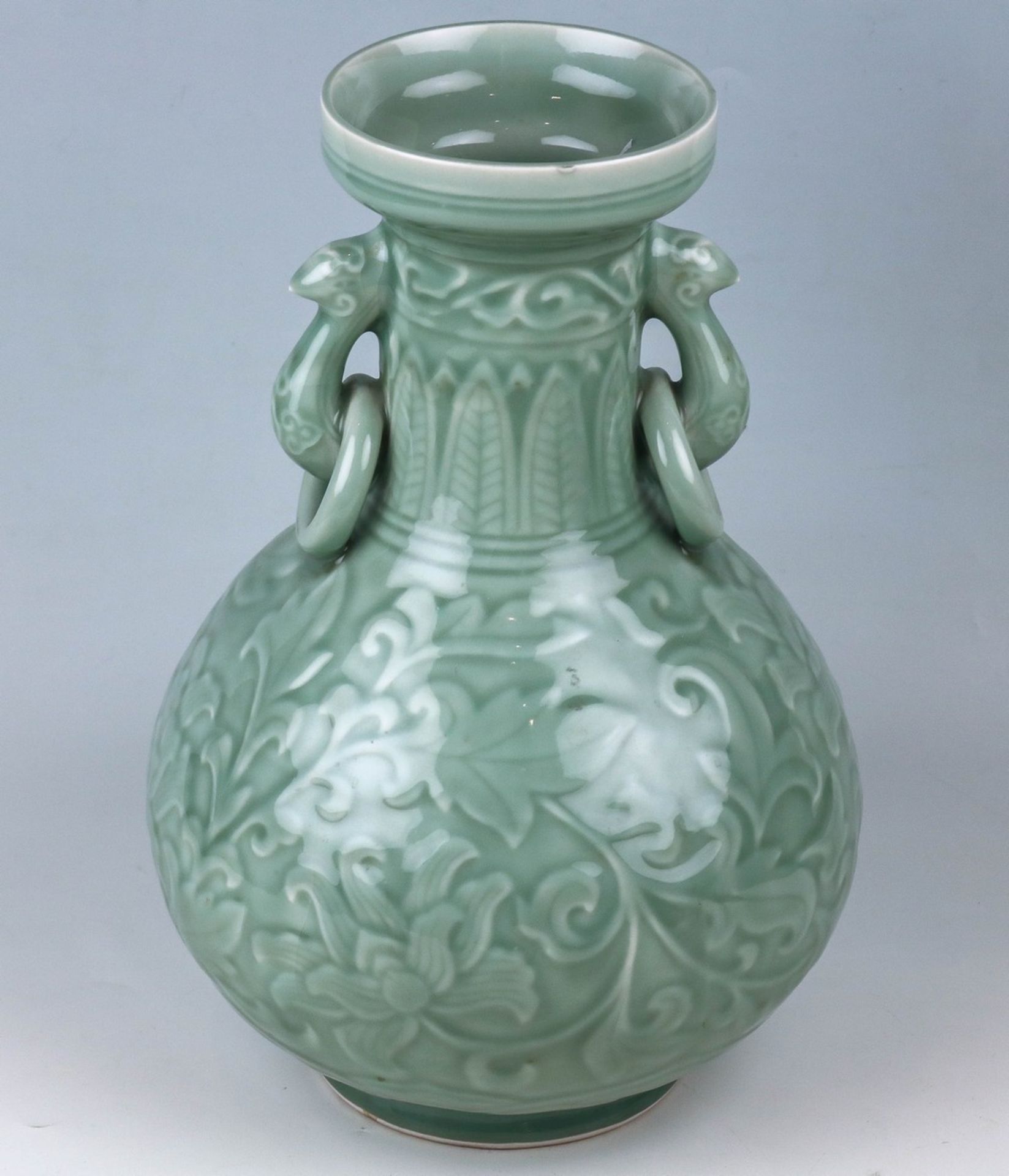 Bauchige Vase mit ringtragenden Fabeltierhenkeln China