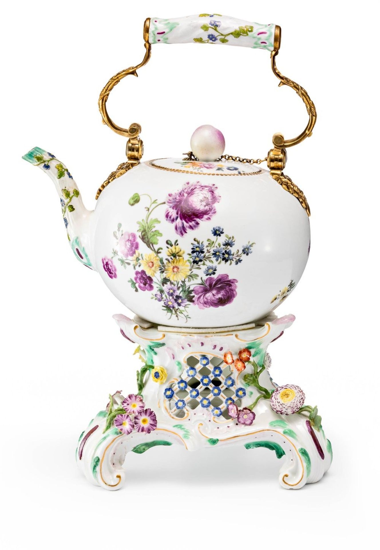 Grosse Teekanne mit natürlichen Blumen und Bronzemontierung auf Stövchen Meissen, um 1750/60, die Mo