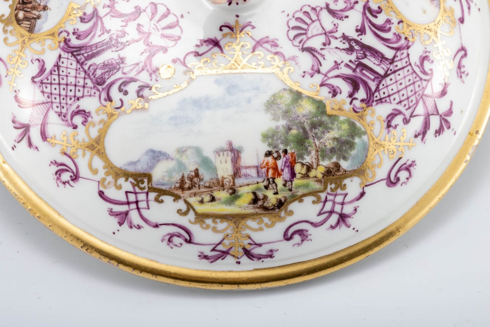 Ecuelle mit Deckel auf Présentoir mit Kauffahrteiszenen und Chinoiserien Meissen, um 1735 - Image 11 of 15