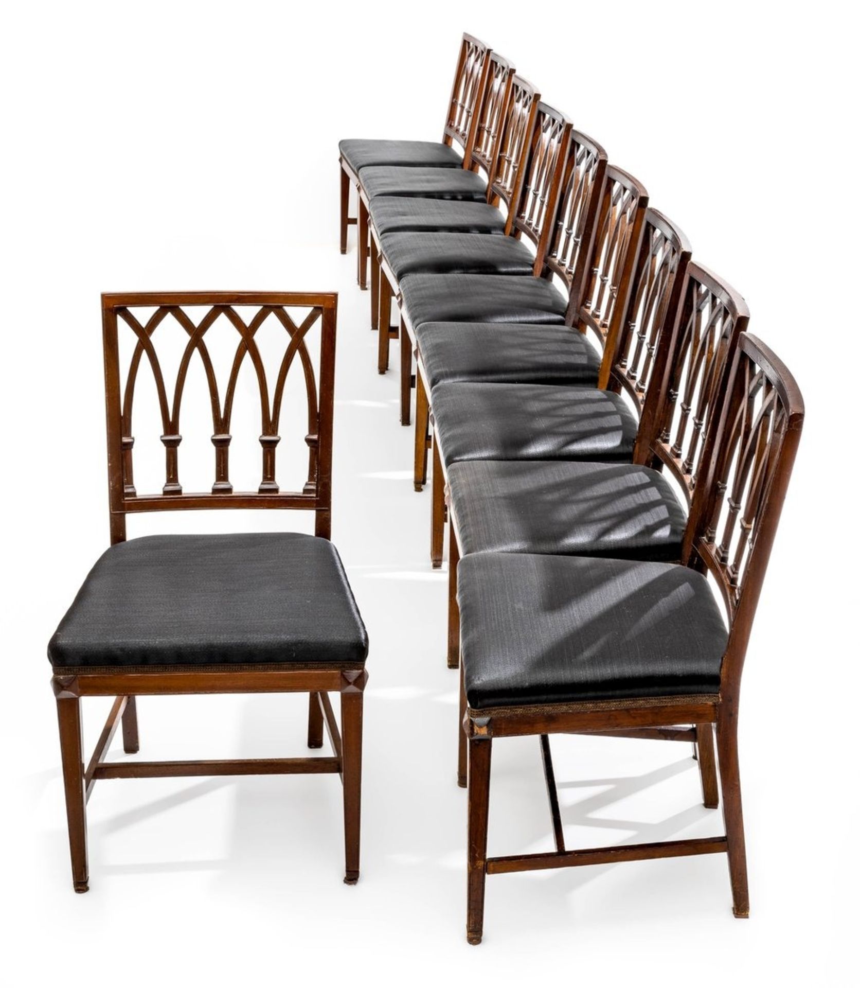 Zehn Stühle im klassizistischen Stil 