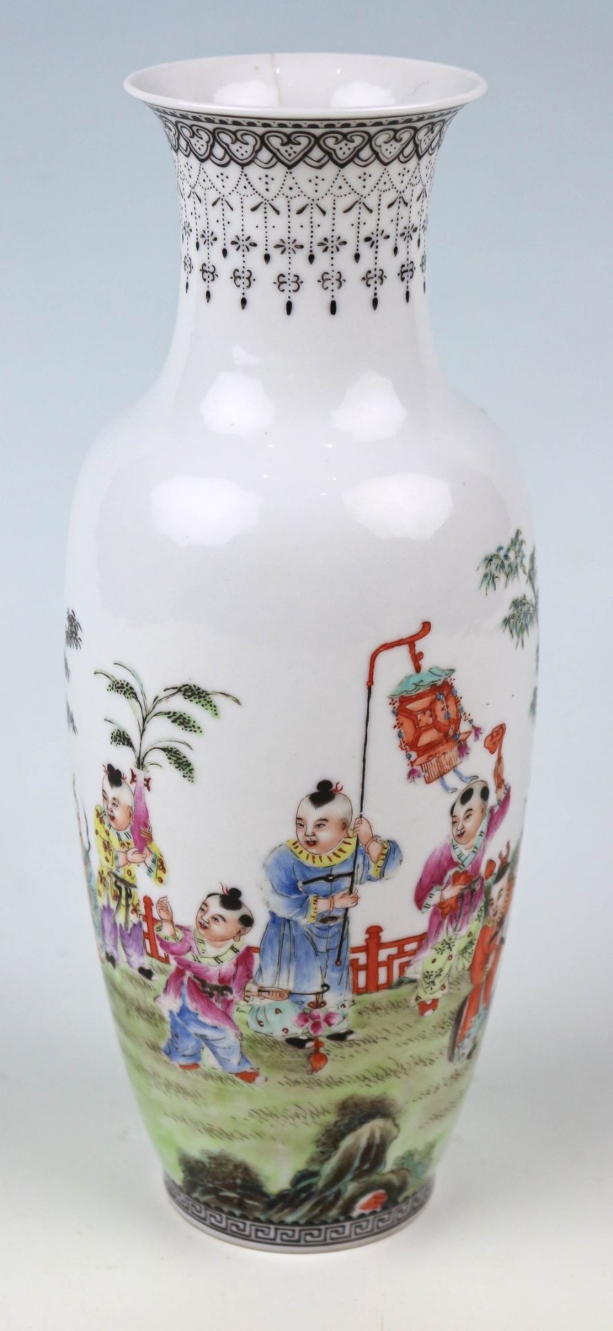 Kleine schlanke Vase China, 20. Jh.