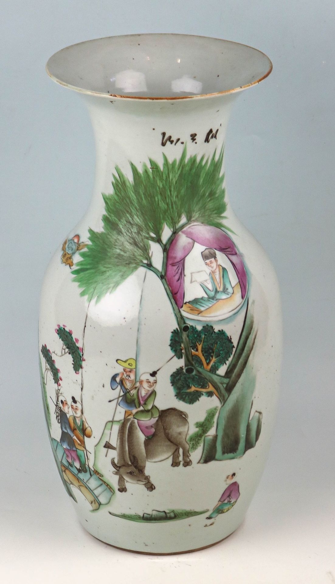 Leicht gebauchte Vase mit Emailfarbenmalerei China