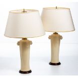 Ein Paar Tischlampen im asiatischen Stil