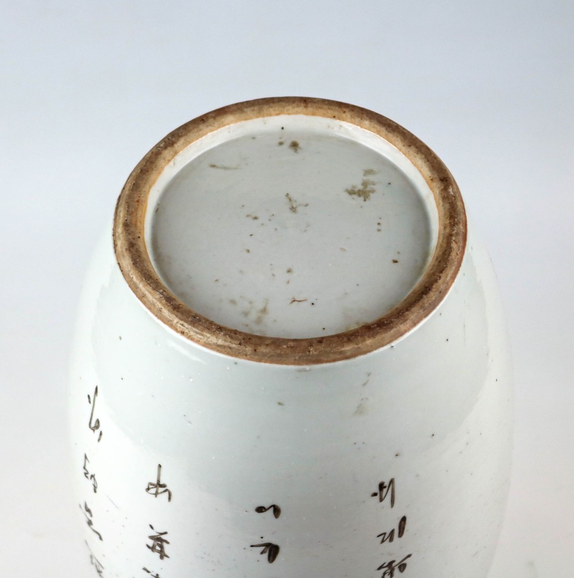 Leicht gebauchte Vase mit Emailfarbenmalerei China - Image 3 of 3