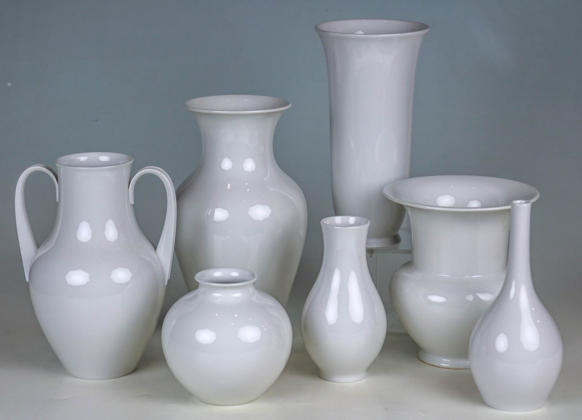 Sieben weiße Vasen KPM Berlin, um 1962/92