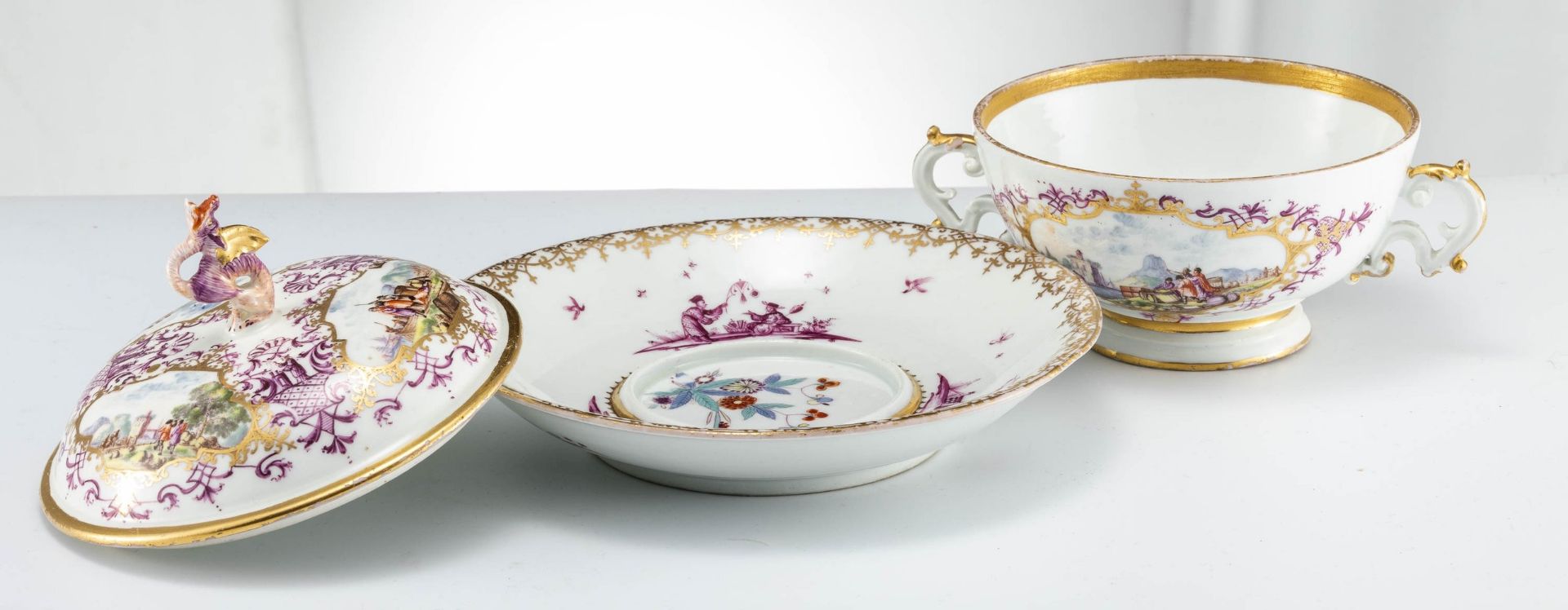 Ecuelle mit Deckel auf Présentoir mit Kauffahrteiszenen und Chinoiserien Meissen, um 1735 - Image 8 of 15