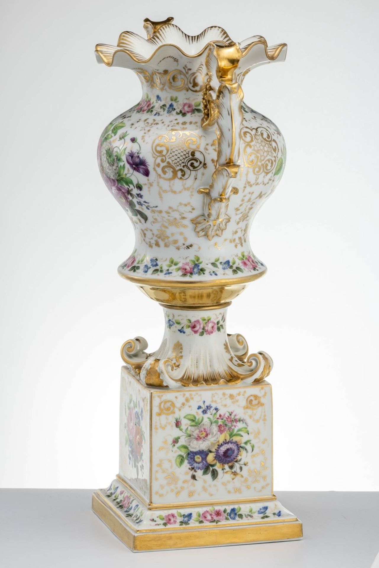 Doppelhenkelvase auf Postamentsockel Wohl Frankreich, M. 19. Jh. - Bild 3 aus 6