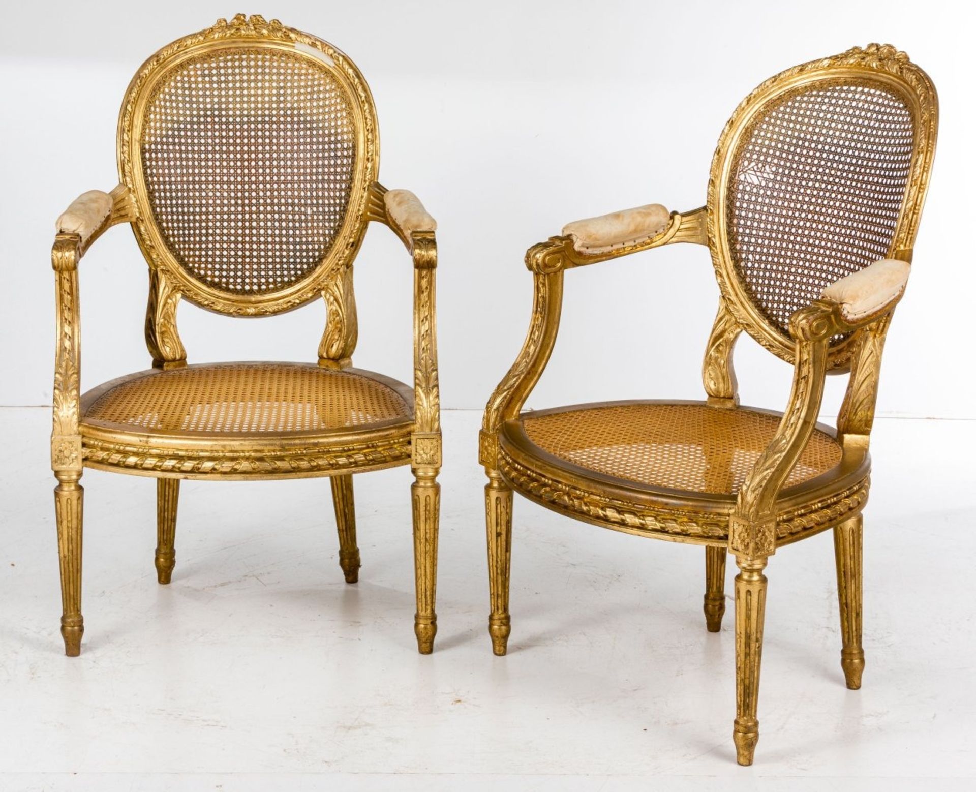 Ein Paar Armlehnstühle im Louis-XVI-Stil 