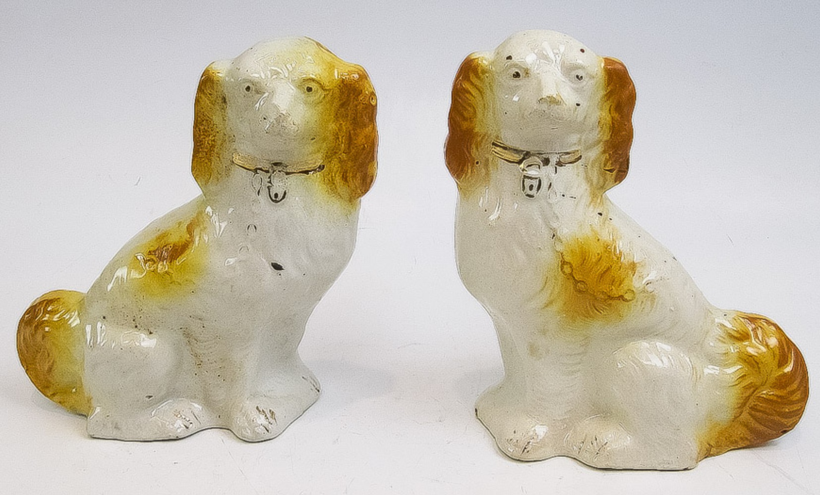 Ein Paar Staffordshire-Kaminhunde