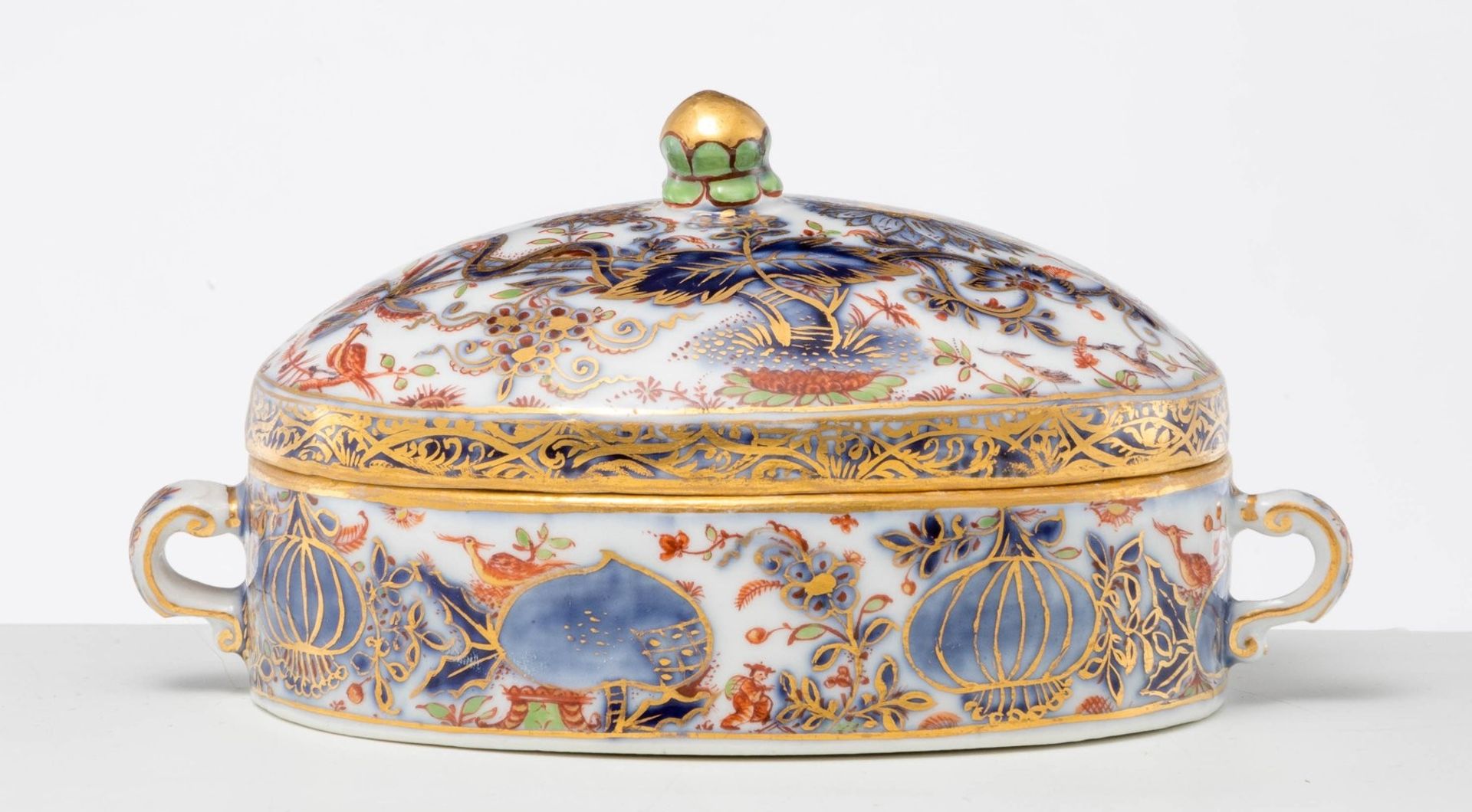 Deckeldose mit Hausmaler-Chinoiserien Meissen, um 1735/40, der Überdekor wohl Ferner-Werkstatt, M. 1 - Bild 2 aus 5