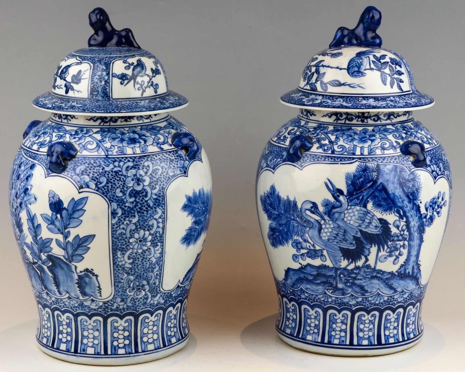 Ein Paar leicht gebauchte Deckelvasen mit vier aufgesetzten Tierköpfen China, neuzeitlich - Image 2 of 4