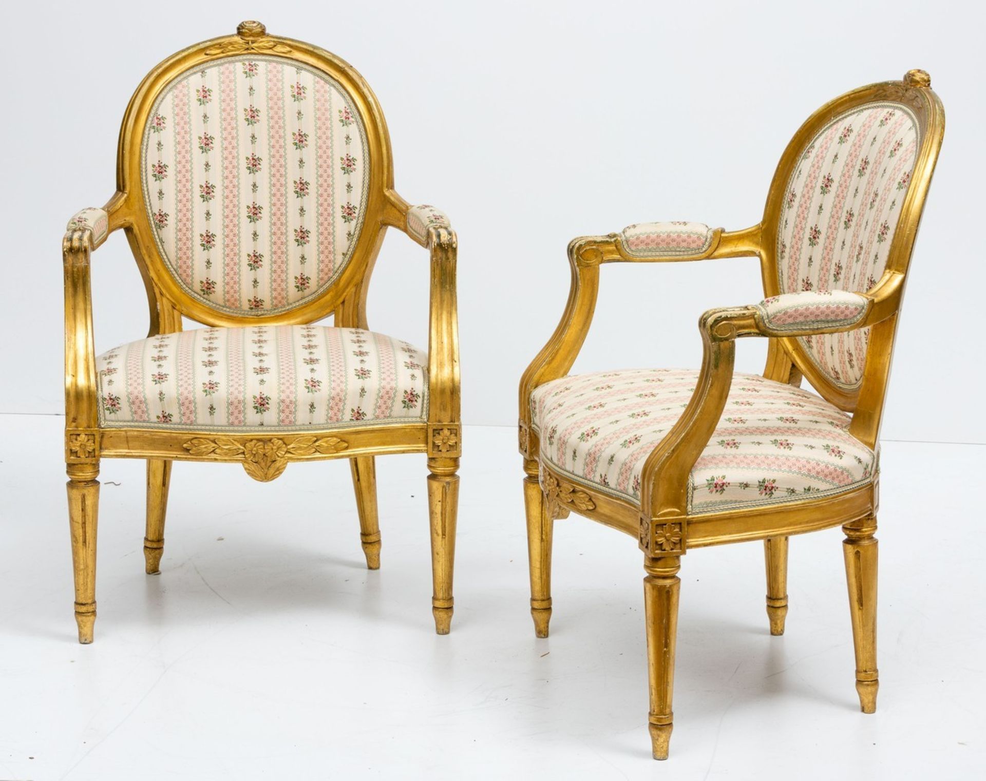 Zwei Armlehnstühle im Louis-XVI-Stil 